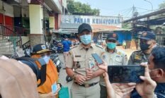 Kelurahan Utan Panjang Bersama Anggota Komisi A Bagikan 500 Masker Gratis untuk Warga di Tengah Abu Vulkanik