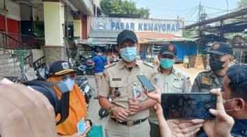 Kelurahan Utan Panjang Bagikan 500 Masker Gratis, Warga Diimbau Waspadai Abu Vulkanik