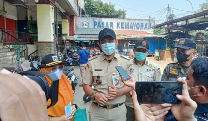 Kelurahan Utan Panjang Bersama Anggota Komisi A Bagikan 500 Masker Gratis untuk Warga di Tengah Abu Vulkanik - Teropong Rakyat