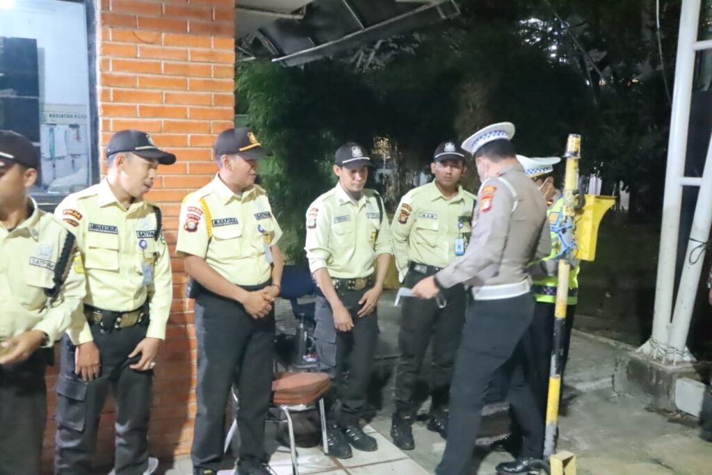 Patroli Jaga Jakarta Jaga Priok di Pelabuhan Sambil Bagikan Masker - Teropong Rakyat
