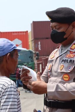 Polres Priok Bagikan Masker Dan Air Mineral kepada Pengguna Jalan Antisipasi Abu Vulkanik Gunung Anak Krakatau