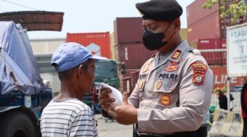 Polres Priok Bagikan Masker Dan Air Mineral kepada Pengguna Jalan Antisipasi Abu Vulkanik Gunung Anak Krakatau