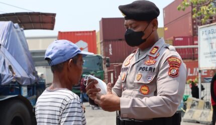 Polres Priok Bagikan Masker Dan Air Mineral kepada Pengguna Jalan Antisipasi Abu Vulkanik Gunung Anak Krakatau - Teropong Rakyat