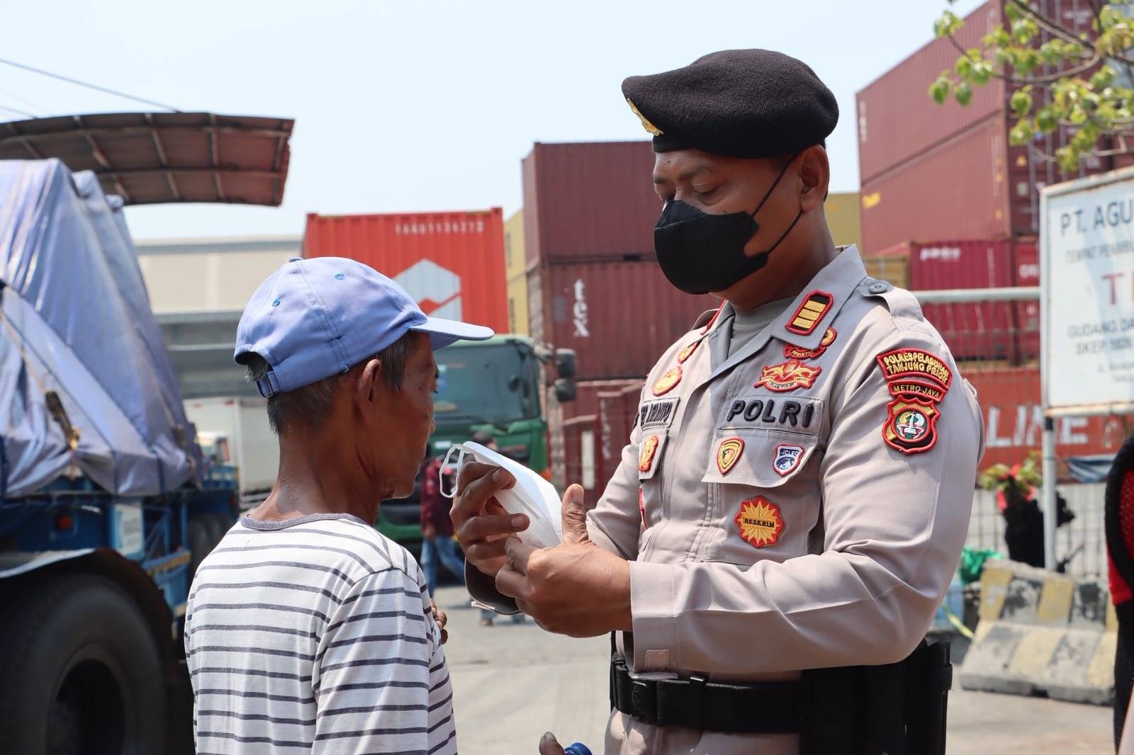 Polres Priok Bagikan Masker Dan Air Mineral kepada Pengguna Jalan Antisipasi Abu Vulkanik Gunung Anak Krakatau