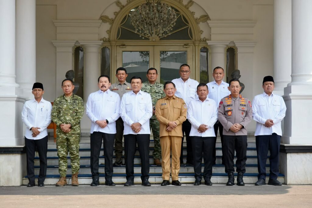 Portal Berita Indonesia dan Dunia Terkini Hari Ini, Update Harian Terbaru, Terlengkap, Tajam, Aktual dan Berimbang. TNI Bersama Pemerintah Perkuat Penanggulangan Karhutla - Teropong Rakyat
