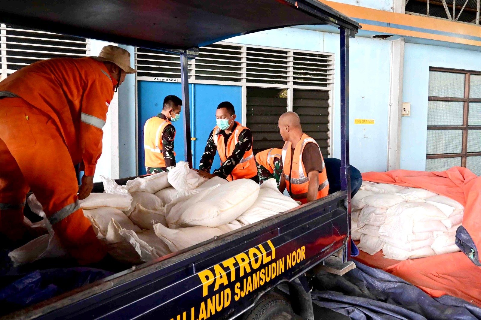 Tiga Sortie, Tiga Ton NaCl Disemai dari Udara, Lanud Sjamsudin Noor Dukung OMC Tekan Karhutla Kalimantan Selatan