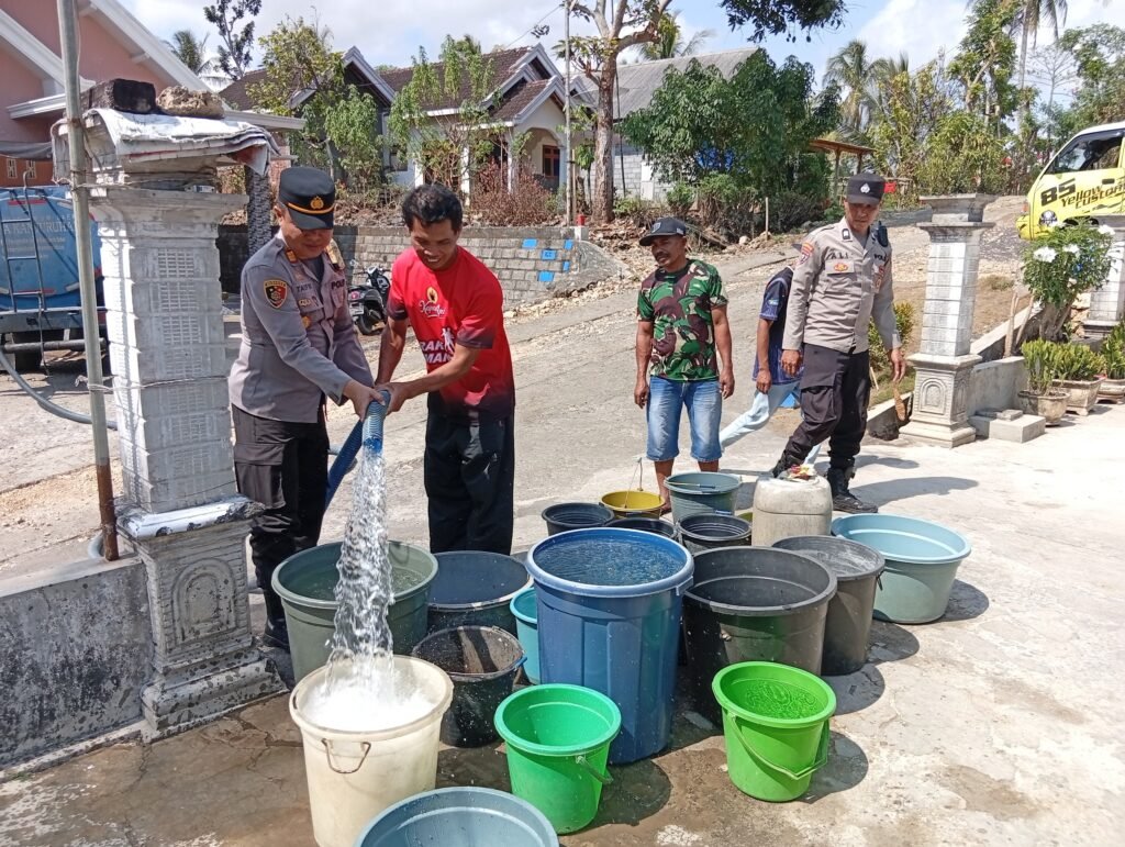 Portal Berita Indonesia dan Dunia Terkini Hari Ini, Update Harian Terbaru, Terlengkap, Tajam, Aktual dan Berimbang. Polres Malang Salurkan 4.000 Liter Air Bersih ke Warga Terdampak Kekeringan - Teropong Rakyat