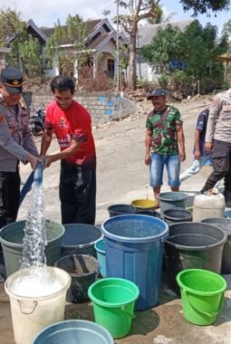 Polres Malang Salurkan 4.000 Liter Air Bersih ke Warga Terdampak Kekeringan