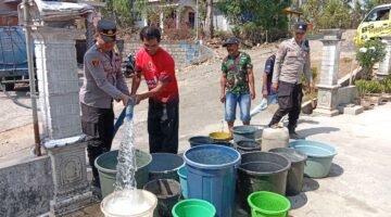 Polres Malang Salurkan 4.000 Liter Air Bersih ke Warga Terdampak Kekeringan