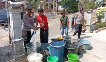Polres Malang Salurkan 4.000 Liter Air Bersih ke Warga Terdampak Kekeringan - Teropong Rakyat