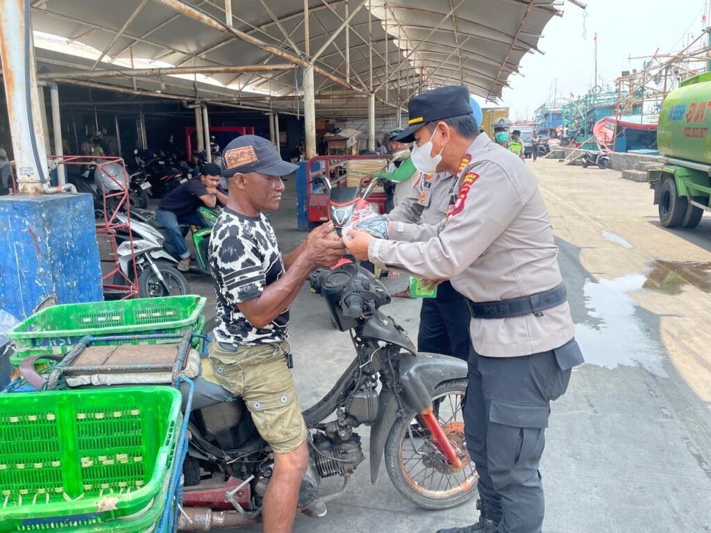 Antisipasi Dampak Erupsi Gunung Krakatau, Polsek Sunda Kelapa, Bagikan 250 Masker kepada Nelayan - Teropong Rakyat