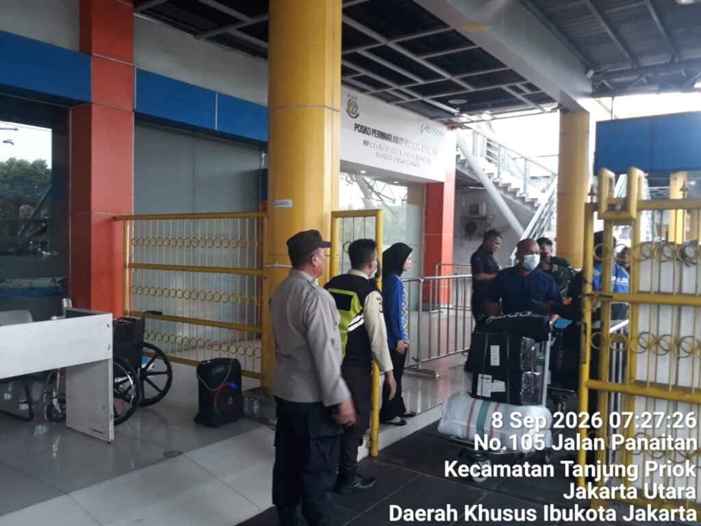 Pengamanan Embarkasi KM Gunung Dempo Tujuan Surabaya Berlangsung Aman dan Lancar, Polisi Pastikan Penumpang Tertib dan Aman - Teropong Rakyat