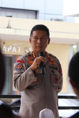 Kurangi Debu dan Dampak Karhutla, Samapta Polda Kaltara Lakukan Penyiraman Jalan