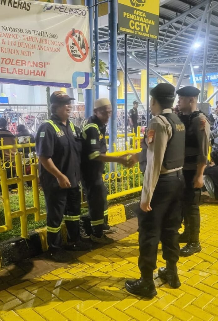 Portal Berita Indonesia dan Dunia Terkini Hari Ini, Update Harian Terbaru, Terlengkap, Tajam, Aktual dan Berimbang. Patroli Jaga Jakarta, Polres Pelabuhan Tanjung Priok Perkuat Antisipasi Gangguan Kamtibmas di Kawasan Pelabuhan - Teropong Rakyat