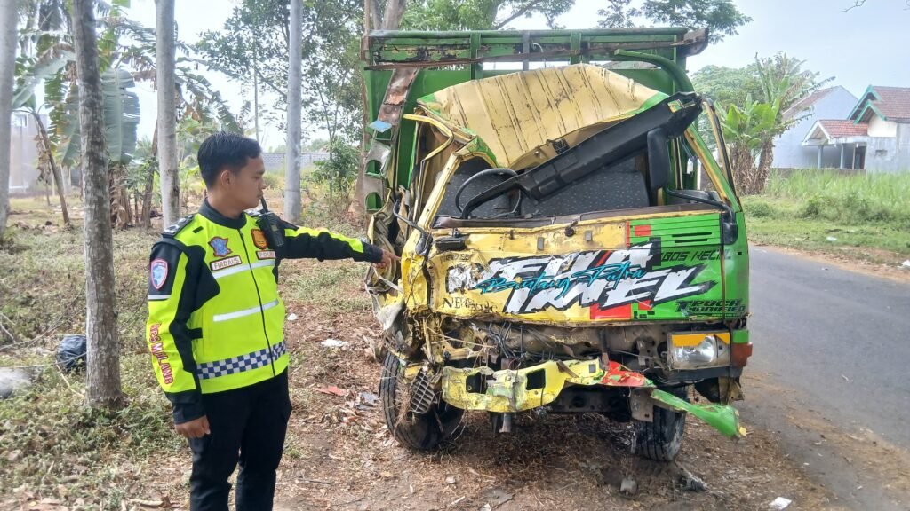 Portal Berita Indonesia dan Dunia Terkini Hari Ini, Update Harian Terbaru, Terlengkap, Tajam, Aktual dan Berimbang. Hilang Kendali, Truk Muatan Tebu Terjun ke Sungai Brantas Kepanjen - Teropong Rakyat