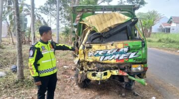 Hilang Kendali, Truk Muatan Tebu Terjun ke Sungai Brantas Kepanjen