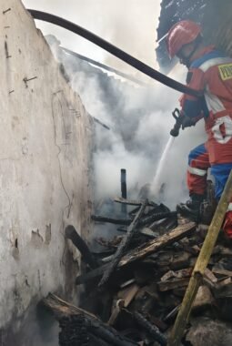 Ditinggal ke Toko, Rumah Warga Genengan Pakisaji Terbakar