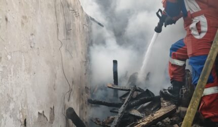 Ditinggal ke Toko, Rumah Warga Genengan Pakisaji Terbakar - Teropong Rakyat