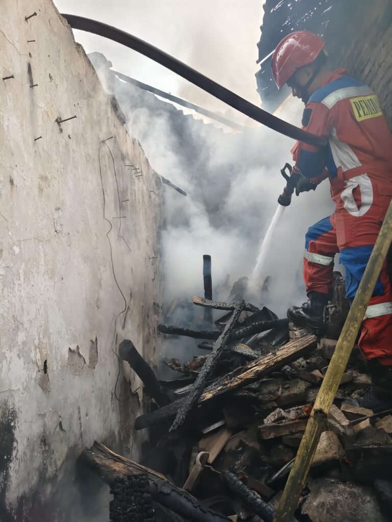 Portal Berita Indonesia dan Dunia Terkini Hari Ini, Update Harian Terbaru, Terlengkap, Tajam, Aktual dan Berimbang. Ditinggal ke Toko, Rumah Warga Genengan Pakisaji Terbakar - Teropong Rakyat