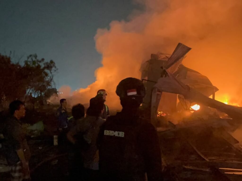 Brimod Polda Metro Jaya Bantu Amankan Lokasi Kebakaran Lapak Limbah di Bekasi - Teropong Rakyat