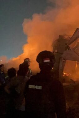 Brimod Polda Metro Jaya Bantu Amankan Lokasi Kebakaran Lapak Limbah di Bekasi