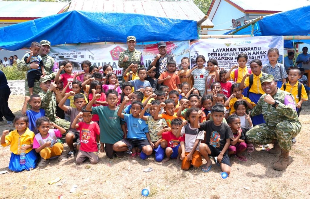 Portal Berita Indonesia dan Dunia Terkini Hari Ini, Update Harian Terbaru, Terlengkap, Tajam, Aktual dan Berimbang. Puspsi TNI Berikan Trauma Healing bagi Anak Penyintas Gempa Bumi NTT - Teropong Rakyat