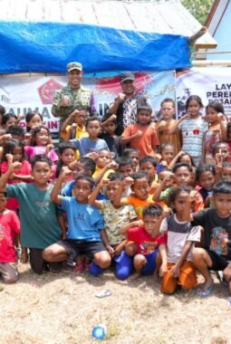 Puspsi TNI Berikan Trauma Healing bagi Anak Penyintas Gempa Bumi NTT