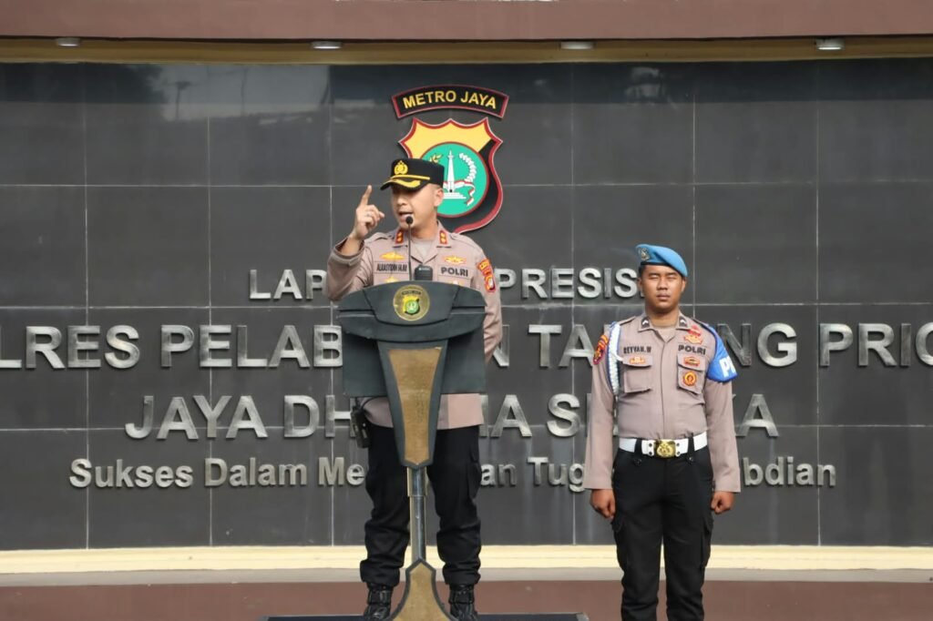 Portal Berita Indonesia dan Dunia Terkini Hari Ini, Update Harian Terbaru, Terlengkap, Tajam, Aktual dan Berimbang. Jelang Persija vs Persib, 228 Personel Polres Pelabuhan Tanjung Priok, Gelar Apel Siaga dan Perkuat Pengamanan - Teropong Rakyat