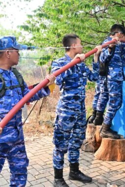 Setetes Kepedulian Ditengah Kemarau, Lanud Sjamsudin Noor Kembali Hadir Salurkan Air Bersih Untuk Warga