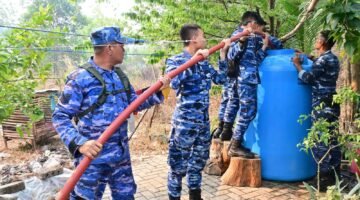 Setetes Kepedulian Ditengah Kemarau, Lanud Sjamsudin Noor Kembali Hadir Salurkan Air Bersih Untuk Warga