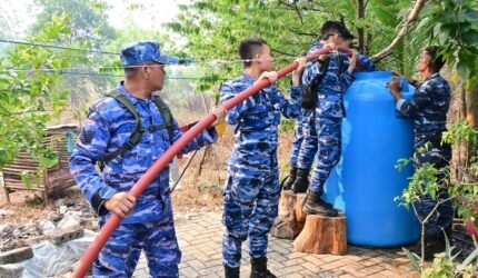 Setetes Kepedulian Ditengah Kemarau, Lanud Sjamsudin Noor Kembali Hadir Salurkan Air Bersih Untuk Warga - Teropong Rakyat