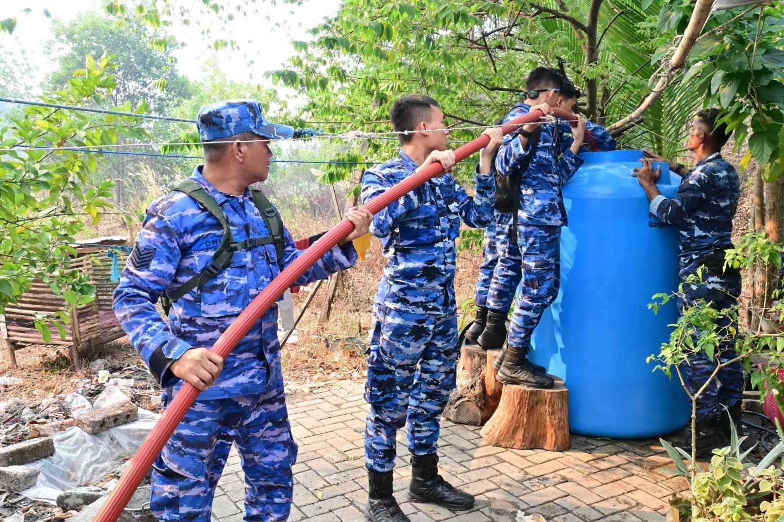 Setetes Kepedulian Ditengah Kemarau, Lanud Sjamsudin Noor Kembali Hadir Salurkan Air Bersih Untuk Warga