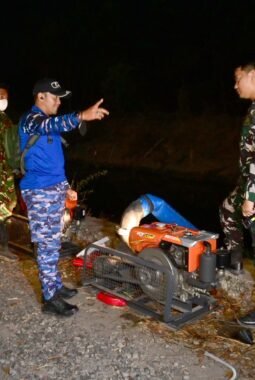 Gelap Malam Tak Jadi Penghalang, Satgas Karhutla Lanud Sjamsudin Noor Kembali Berjibaku Hadang Karhutla Hingga Dini Hari