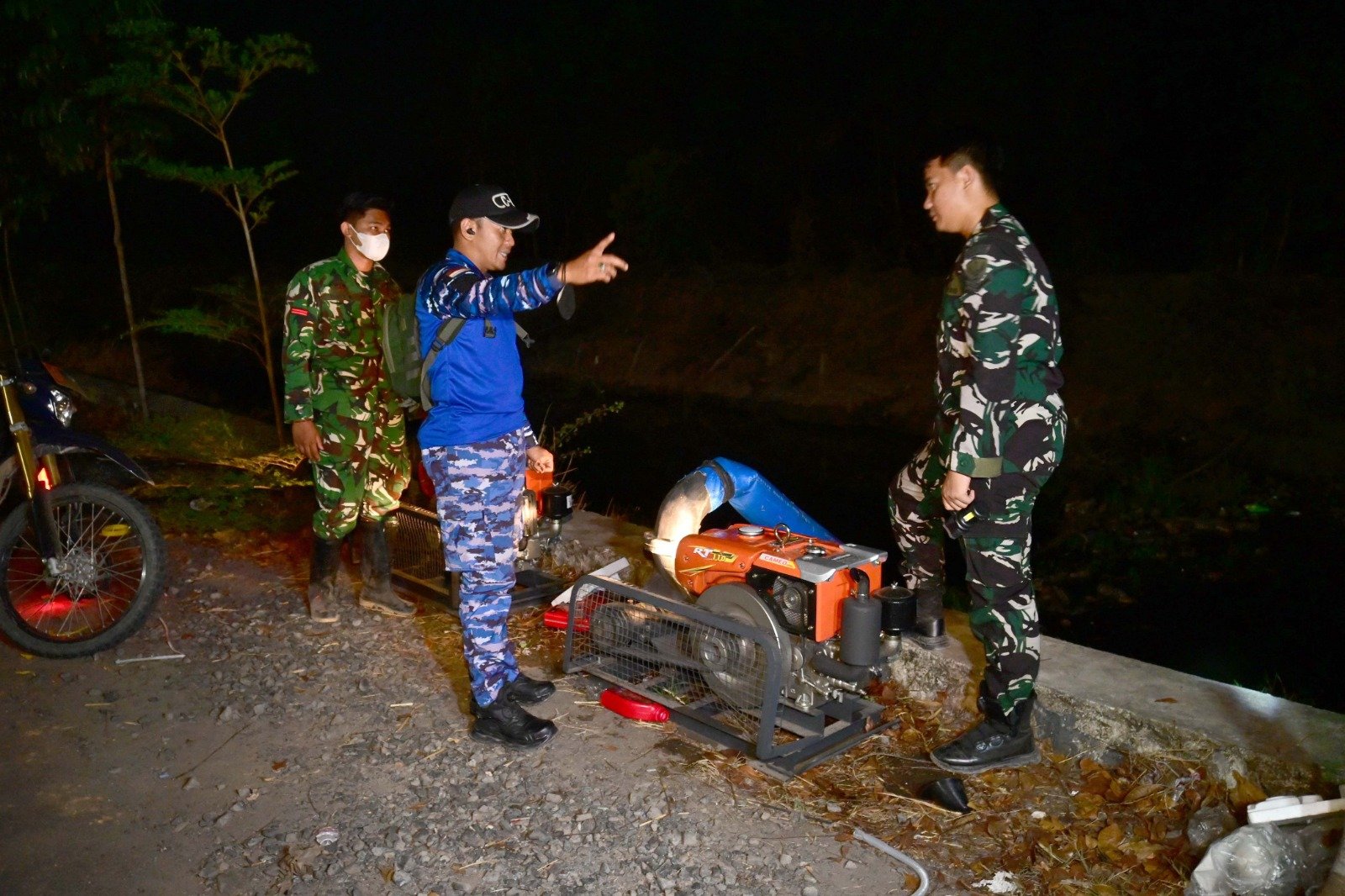 Gelap Malam Tak Jadi Penghalang, Satgas Karhutla Lanud Sjamsudin Noor Kembali Berjibaku Hadang Karhutla Hingga Dini Hari