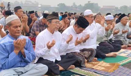 Satgas Kahurtla TNI Gelar Sholat Istisqo dan Sosialisasi di Melawi - Teropong Rakyat