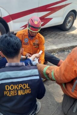 Dokkes Polres Malang Turun ke Lokasi Karhutla, Bantu Petugas yang Kelelahan dan Terluka
