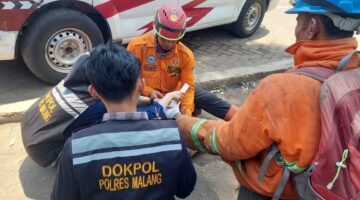 Dokkes Polres Malang Turun ke Lokasi Karhutla, Bantu Petugas yang Kelelahan dan Terluka