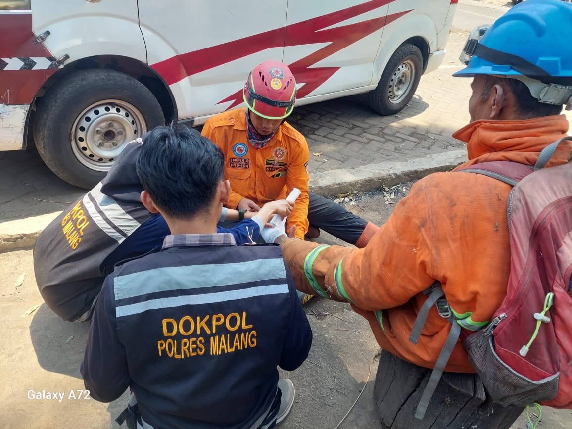 Dokkes Polres Malang Turun ke Lokasi Karhutla, Bantu Petugas yang Kelelahan dan Terluka