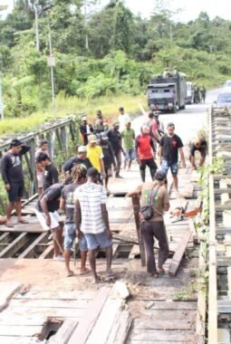 Sinergi TNI-Polri dan Masyarakat Perbaiki Jembatan Poros Lokpon-Dekai Sambut HUT ke-81 TNI