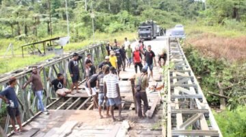 Sinergi TNI-Polri dan Masyarakat Perbaiki Jembatan Poros Lokpon-Dekai Sambut HUT ke-81 TNI