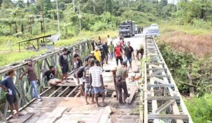 Sinergi TNI-Polri dan Masyarakat Perbaiki Jembatan Poros Lokpon-Dekai Sambut HUT ke-81 TNI - Teropong Rakyat