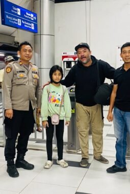 Kehilangan Bekal Perjalanan, Polsek Ciputat Timur Bantu Warga dan Putrinya Pulang ke Yogyakarta