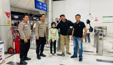 Kehilangan Bekal Perjalanan, Polsek Ciputat Timur Bantu Warga dan Putrinya Pulang ke Yogyakarta - Teropong Rakyat