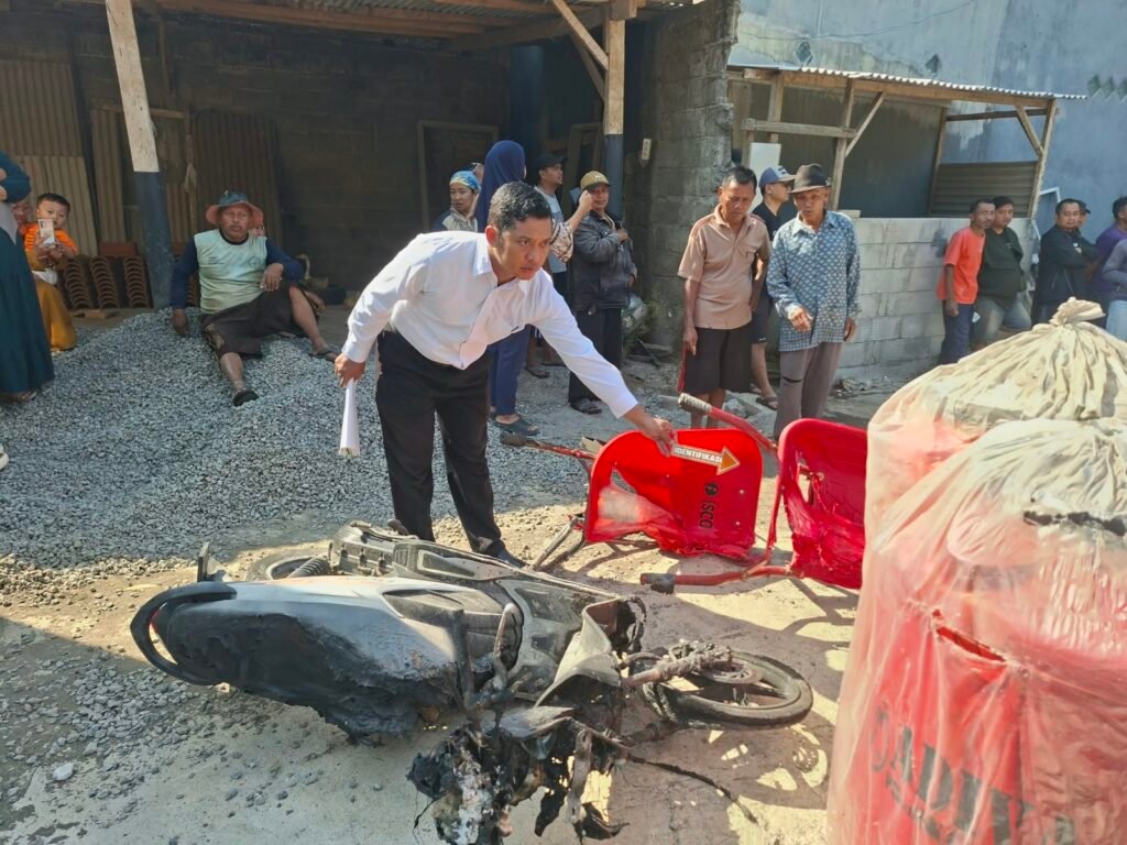 Portal Berita Indonesia dan Dunia Terkini Hari Ini, Update Harian Terbaru, Terlengkap, Tajam, Aktual dan Berimbang. Kabel Diduga Korslet, Gudang Material di Singosari Terbakar - Teropong Rakyat