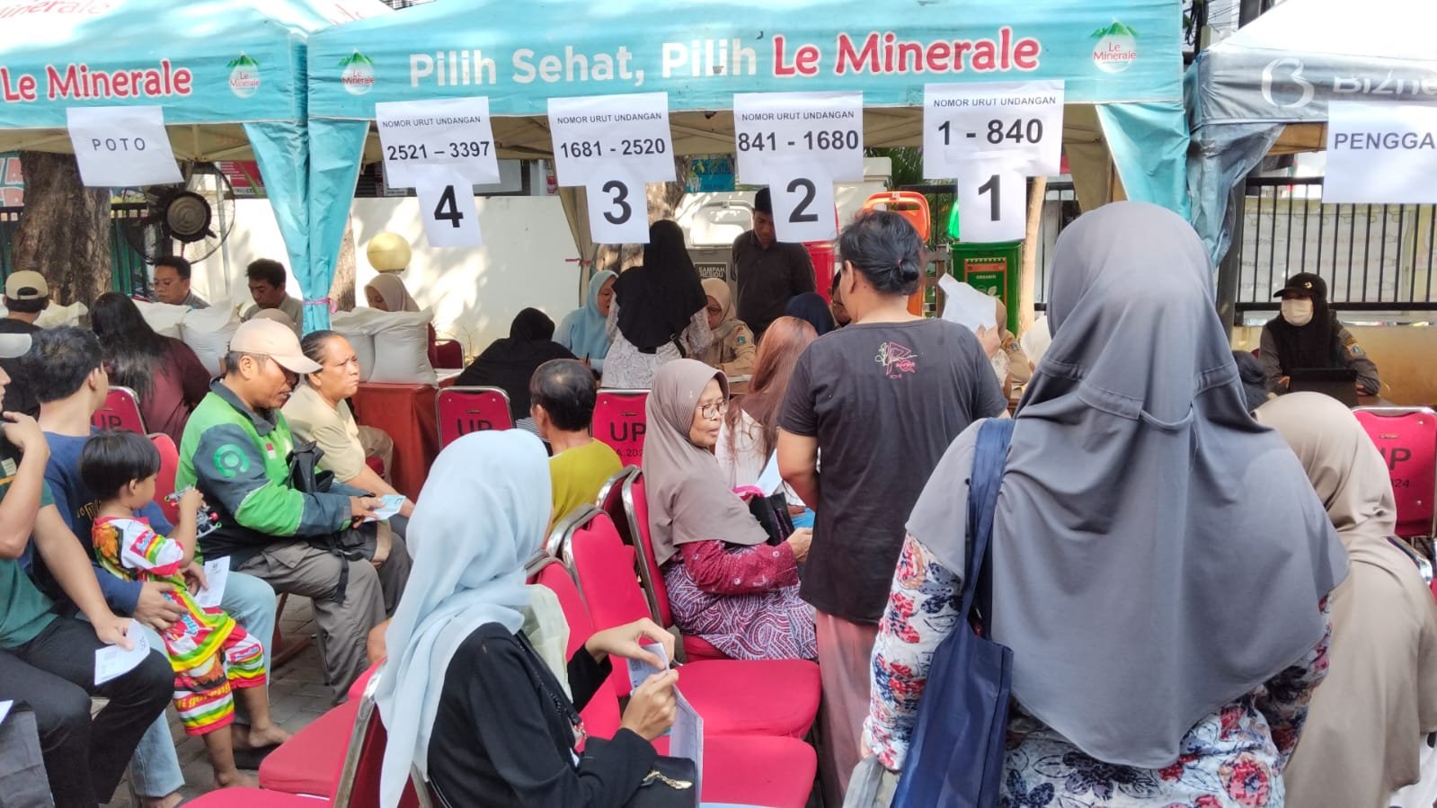 Bantuan Pangan Disalurkan, 3.397 Warga Utan Panjang Terima Beras