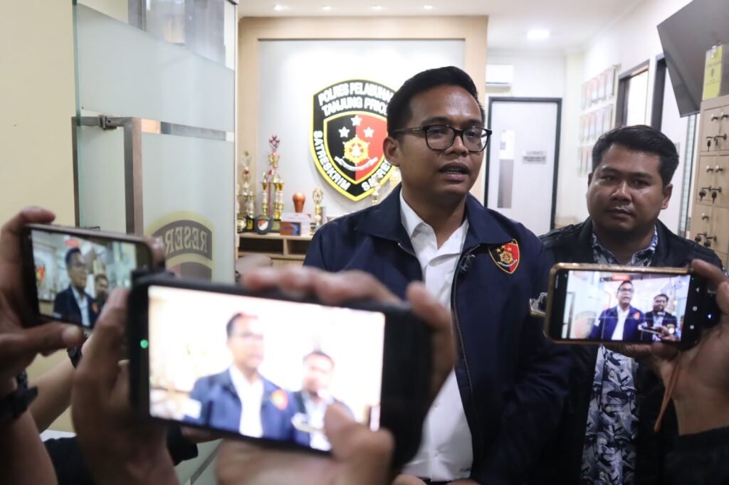 Portal Berita Indonesia dan Dunia Terkini Hari Ini, Update Harian Terbaru, Terlengkap, Tajam, Aktual dan Berimbang. Polisi Tangkap Mekanik Spesialis Pencurian 12 Electronic Control Unit (ECU) di Tanjung Priok - Teropong Rakyat