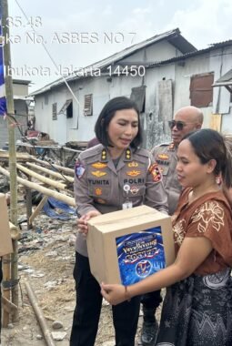 Polres Priok Lakukan Pengamanan, Korlantas Polri Salurkan 250 Paket Sembako untuk Warga Terdampak Kebakaran di Muara Angke