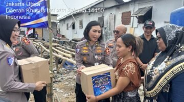 Polres Priok Lakukan Pengamanan, Korlantas Polri Salurkan 250 Paket Sembako untuk Warga Terdampak Kebakaran di Muara Angke