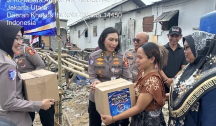 Polres Priok Lakukan Pengamanan, Korlantas Polri Salurkan 250 Paket Sembako untuk Warga Terdampak Kebakaran di Muara Angke - Teropong Rakyat