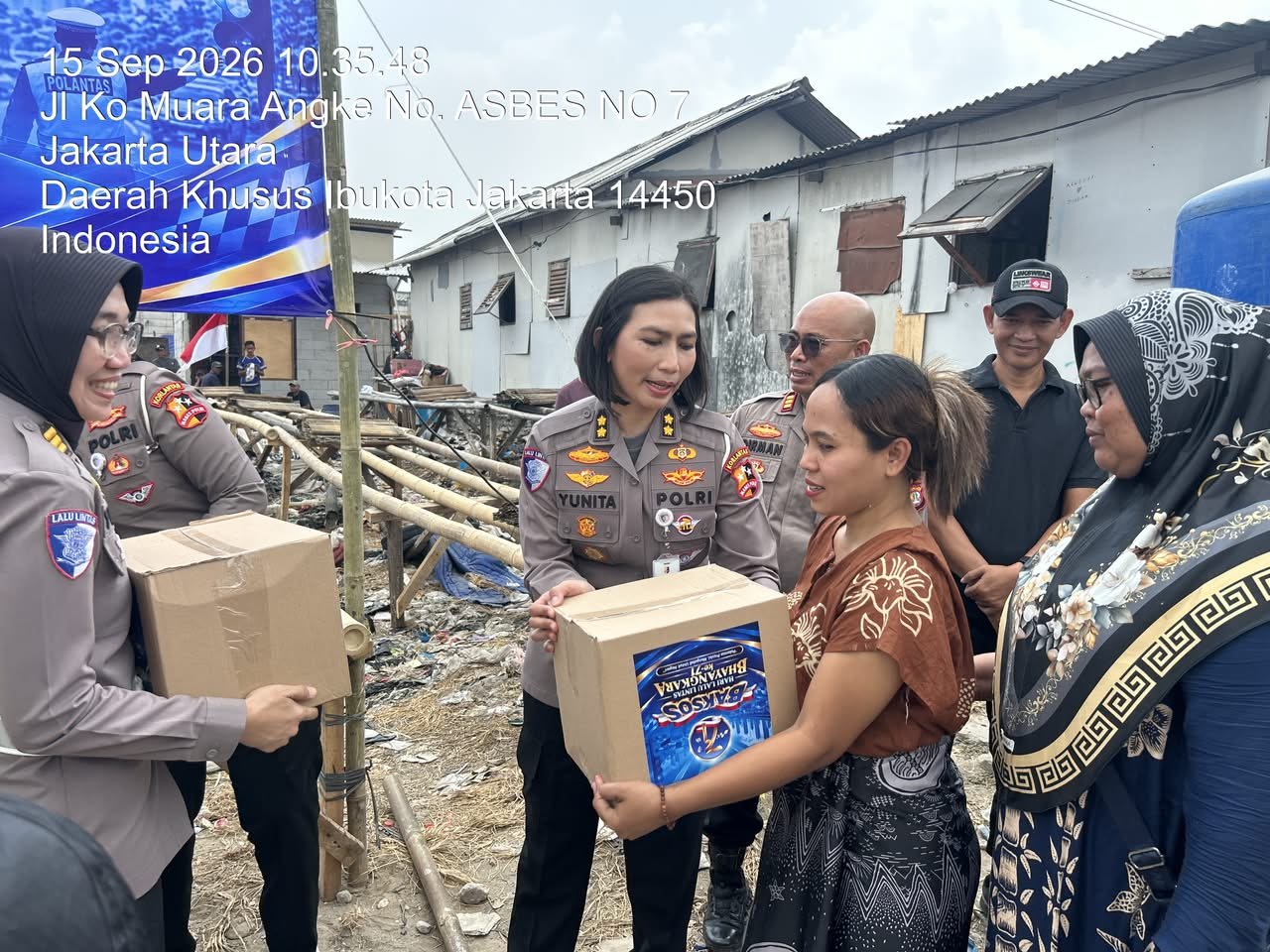 Polres Priok Lakukan Pengamanan, Korlantas Polri Salurkan 250 Paket Sembako untuk Warga Terdampak Kebakaran di Muara Angke